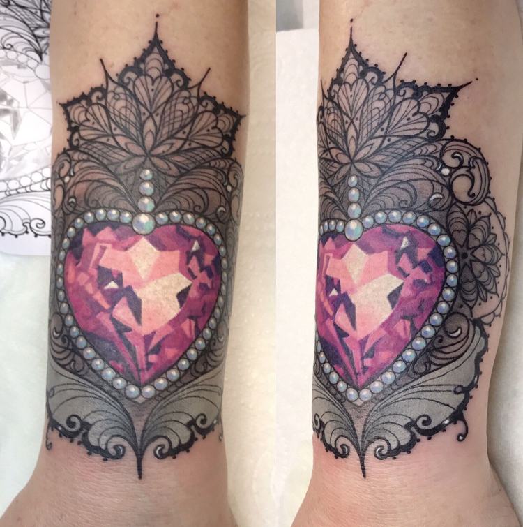 Tatueringstrender 2018 ädelsten hjärtspets arm kvinna