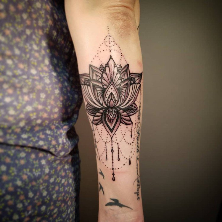 Lotus blomma tatuering ljuskrona släpp kedjor prickar filigran