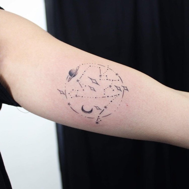 Tatuering filigran överarm inuti planetstjärnor
