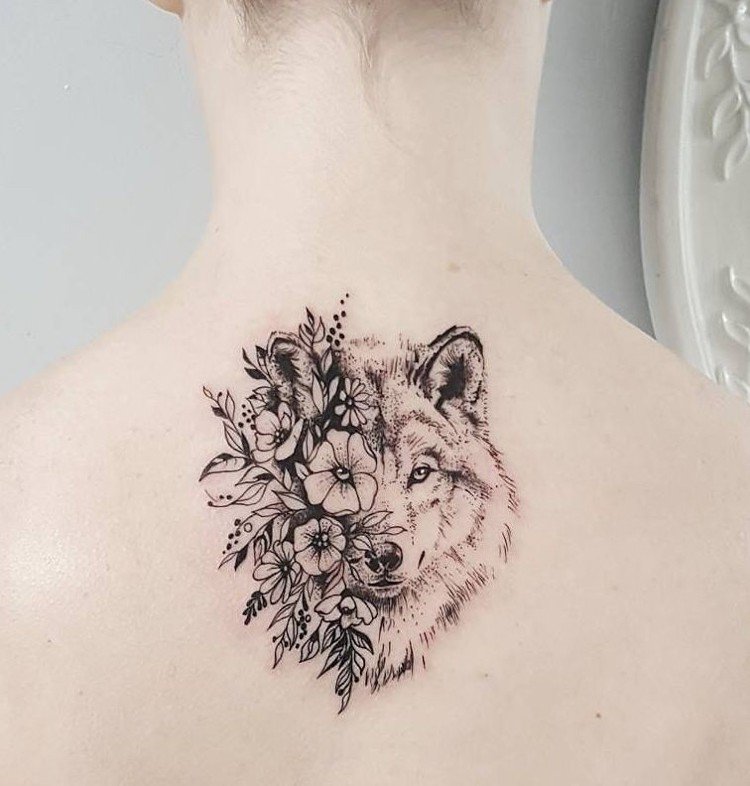 Dotwork tatuering trender varg och blommor kvinna rygg hals