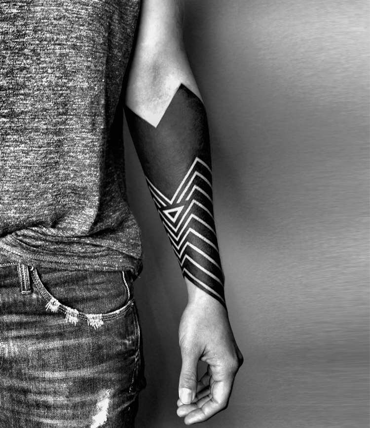 Tatueringstrender 2019 för män underarm blackwork geometriska linjer