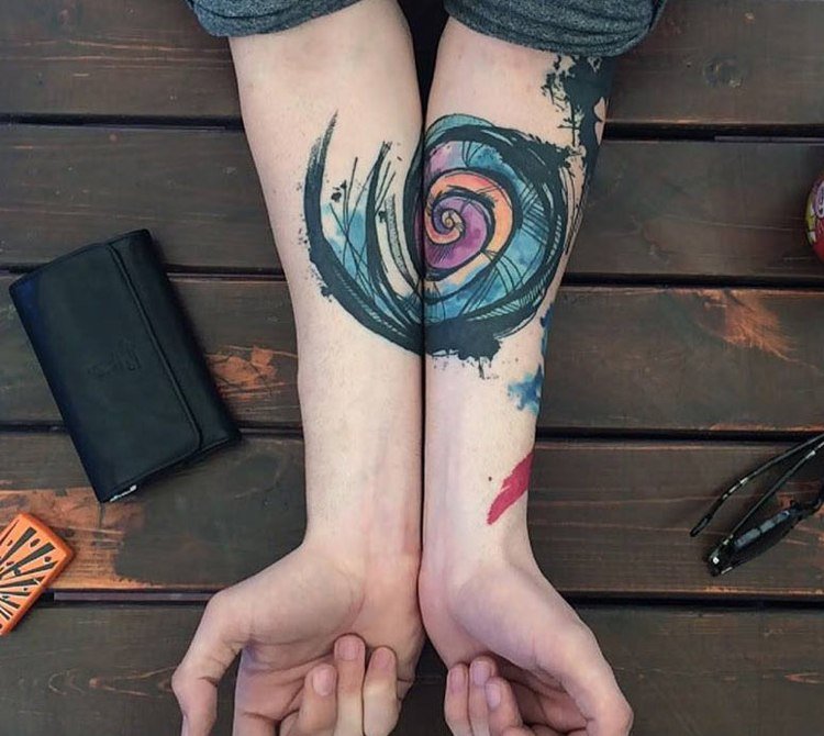 Båda underarmarna kan vara tatuerade trend 2019 motiv spiral
