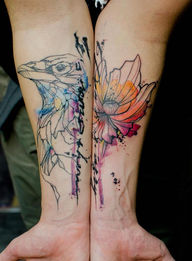 Akvarell aquarelle look tatuering både armar fågel och blomma