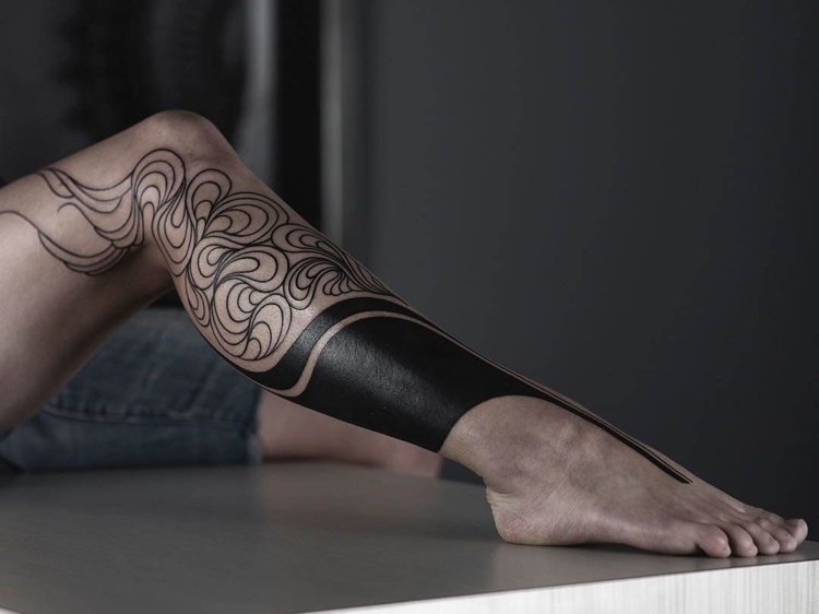 Tatueringstrender 2018 mörkläggningsben kalv abstrakt kvinna