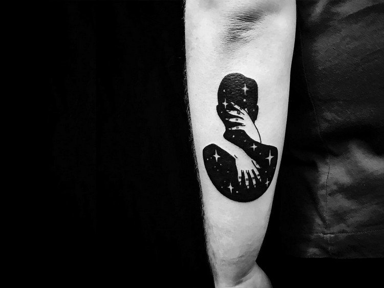 Negative Space Tattoo Trends 2021 små tatueringar för kvinnor