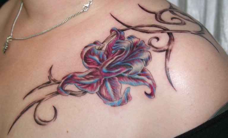 Tatueringsmotiv blommor på axelvärk tatuering vård på sommaren