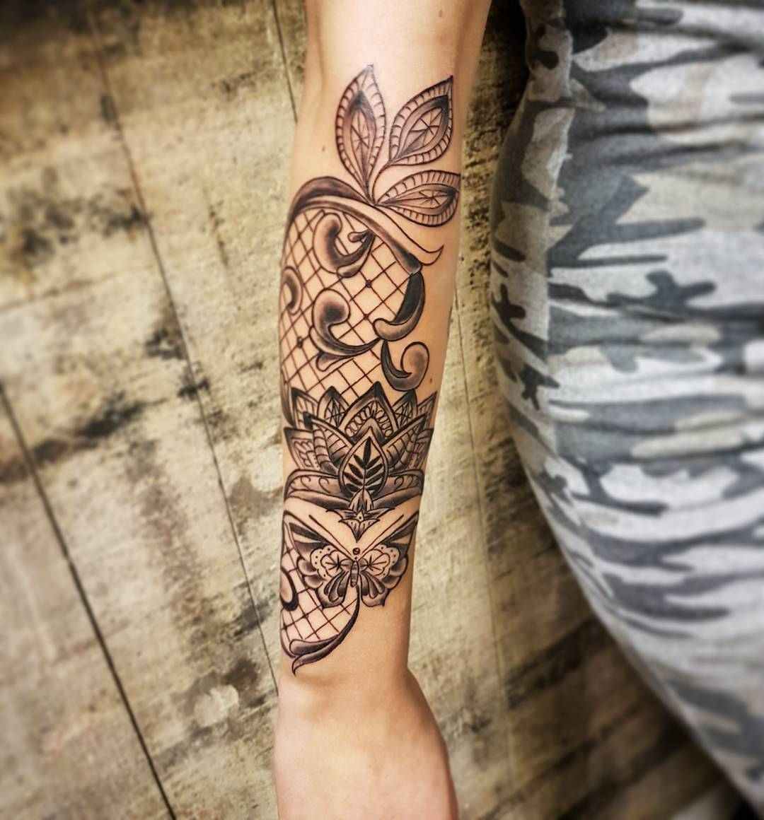Spetsdetaljer tatuering underarm blommor tatuering design idéer tatueringstrender 2019