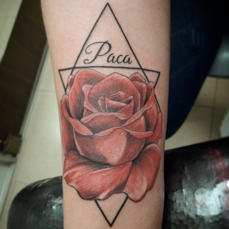 Rose flower tattoo motiv idéer överarmstatueringar för kvinnor över 50 år