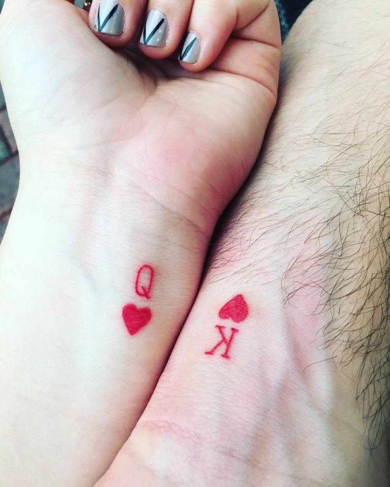 Bröllopstatueringar för kvinnor över 50 handledsröda tatueringstrender