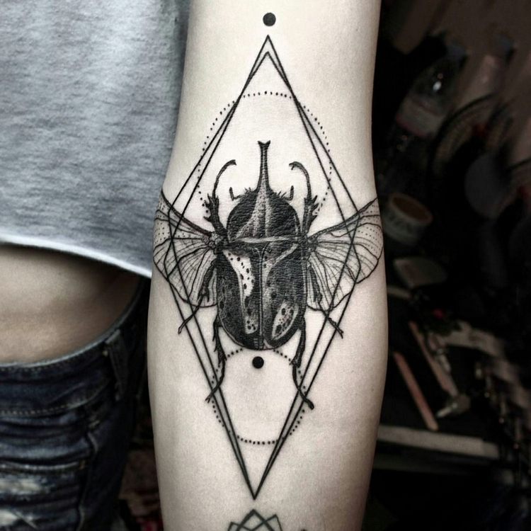 tatueringar med en surrealistisk design skalbagge insekt arm geometriska
