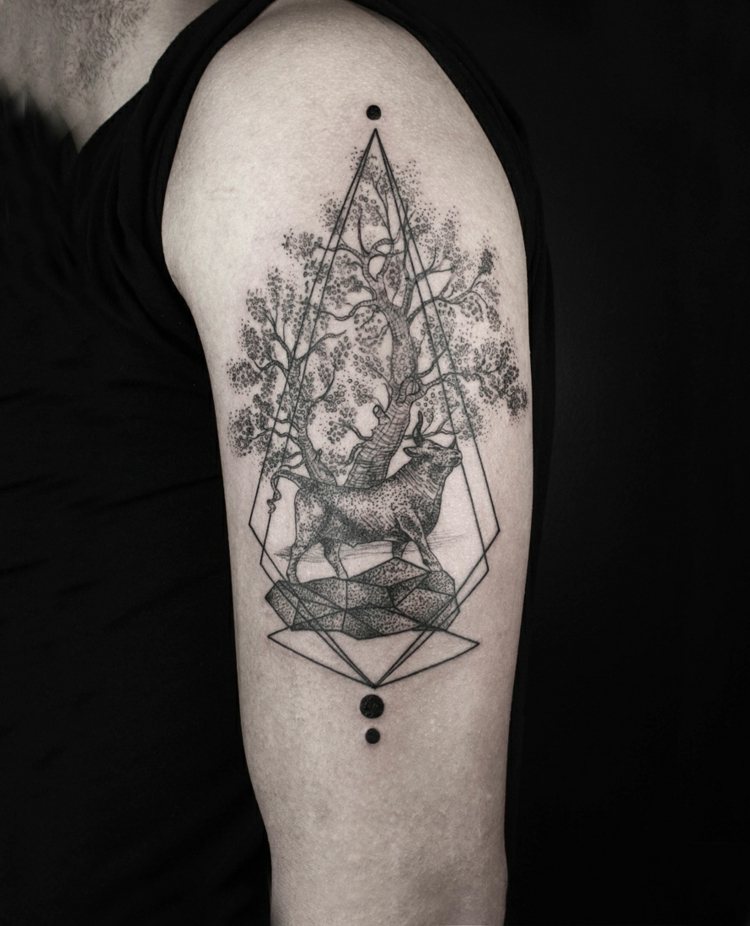 tatueringar med en surrealistisk design träd tjur överarm män