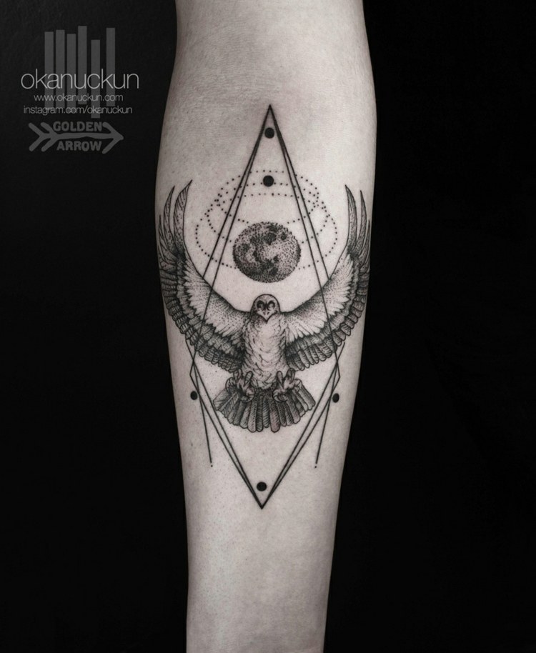 tatueringar med en surrealistisk design eagle falcon animal motiv moon