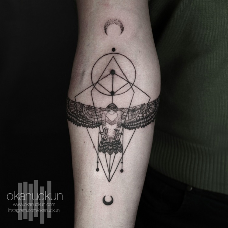 tatueringar surrealistisk design cirklar halvmåne falcon eagle idé underarm