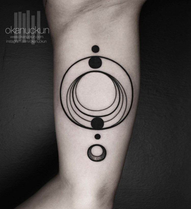 tatueringar surrealistiska design cirklar damer idé planeter