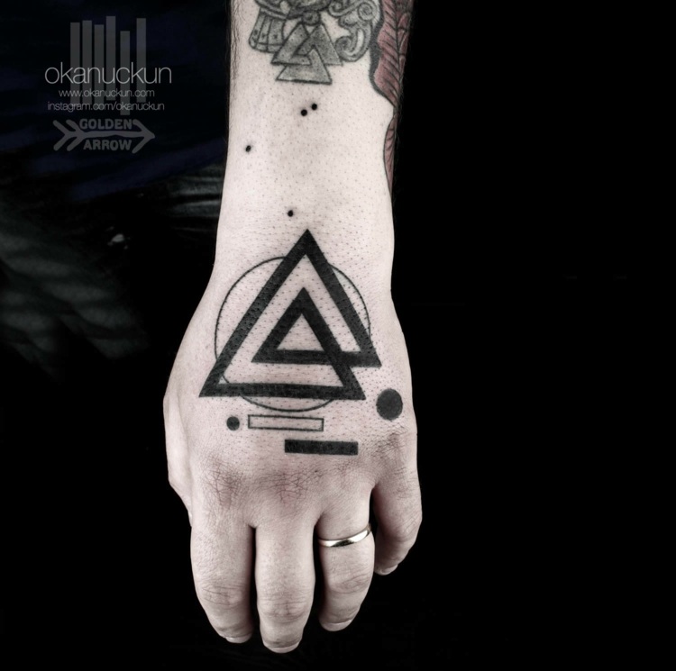 tatueringar surrealistisk design hand triangel abstrakt idé