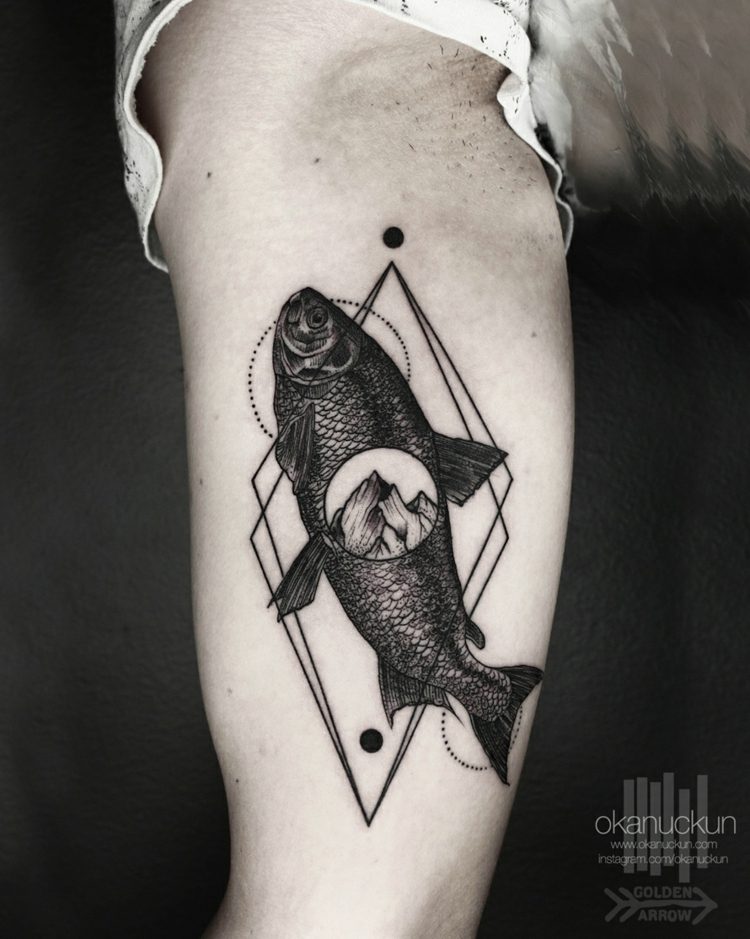tatueringar surrealistisk design fisk svart koi berg cirkel