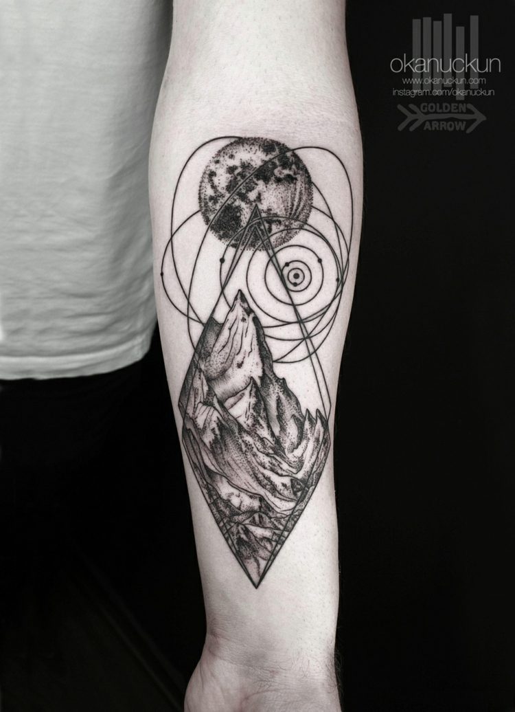 tatueringar med surrealistisk design underarm berg månen idé