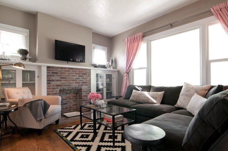 taupe-vägg-färg-vardagsrum-rosa-accenter-grå-soffa