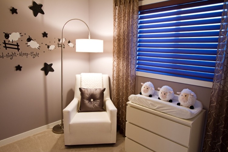 taupe-vägg-färg-baby-rum-vägg-dekoration-får-vita-möbler