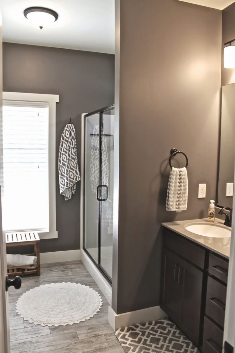 taupe-vägg-färg-badrum-dusch-skjutdörrar-golvplattor-trä utseende