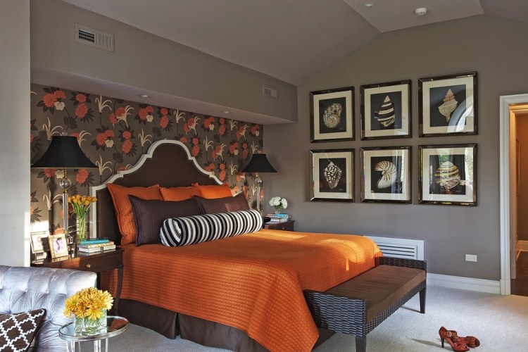 taupe-vägg-färg-sovrum-orange-blomma-tapeter