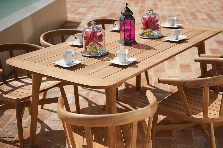 Teak-trädgårdsmöbler-stolar-trädgårdsbord-modern-lykta