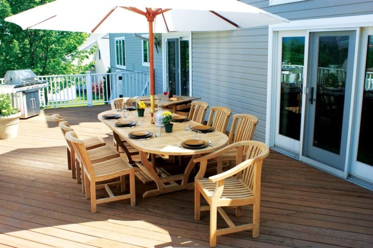 trädgårdsmöbler i teak-matplats-stolar-parasoll-veranda