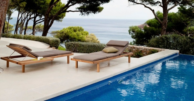 bekväm fåtölj trämöbler design sommar pool terrass hav