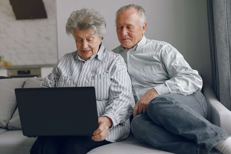 Äldre över 70 år fick en ny bärbar dator