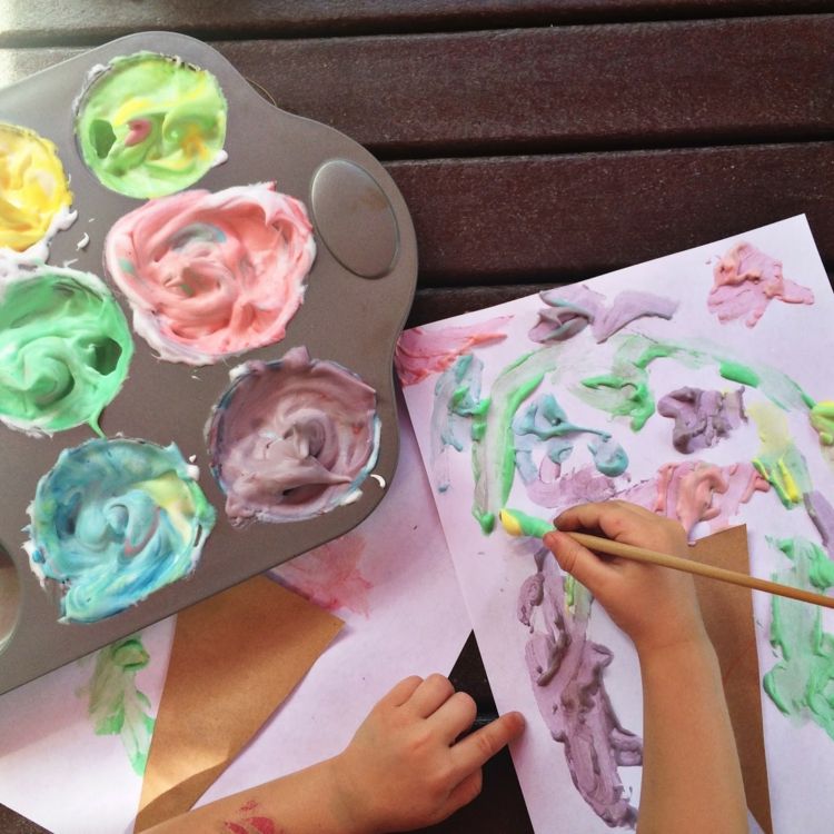 Barn målar gärna med penslar och färger