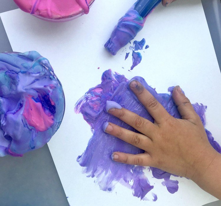 Använd den färgade rakkrämen med händerna för att måla