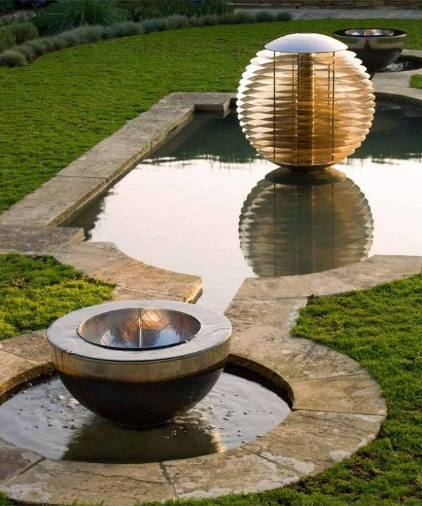 Gräsmatta i trädgården konstgjord sjö konstgjorda dammskulpturer