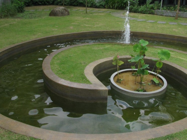 damm-ström-trädgård-betong-grön-spiral