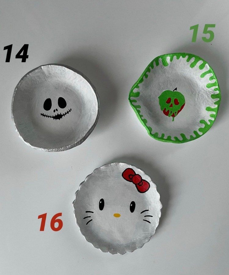Måla tallrikar för barn med motiv Hello Kitty och spöken och monster