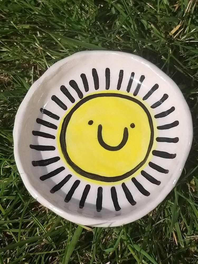 Barn kan måla tallrikar med enkla motiv som solen