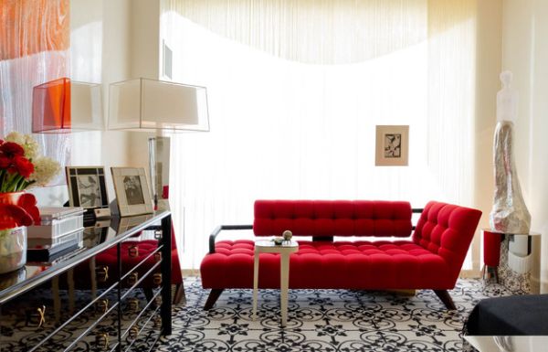 vardagsrum inredning trendig soffa stark röd deco accenter design förslag trendiga färger höst