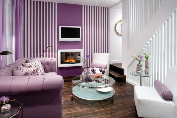 vardagsrum lila glas bord soffa trendig färg färgkombination vit trendig höst dekorativa element färg accenter design