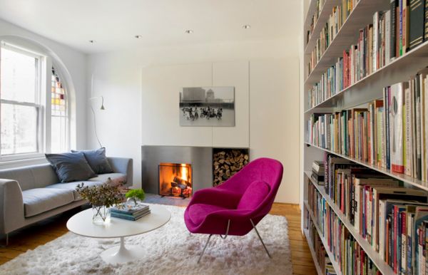 trendfärger vardagsrum inredning moderna tendenser höstvarianter lila stol väggfärg ljusgrå