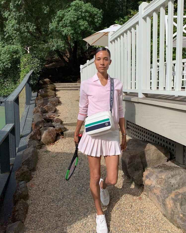 Mini kjol med tröja kombinerar sneaker trender 2020 tennis kjol outfit för sommaren