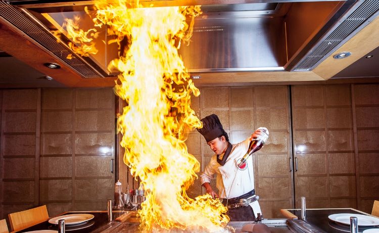 teppanyaki tallrik gryta japansk matlagning exotiska rätter fisk vackert presenterade kock färdigheter visar eld