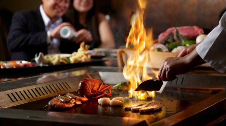 teppanyaki tallrik tallrik grill japansk matlagning exotiska rätter som förbereder skaldjur metall spatel