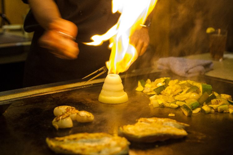 teppanyaki tallrik gryta japansk matlagning exotiska rätter vackert presenterade lök staplade vulkan