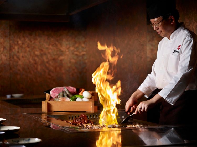 teppanyaki tallrik gryta japansk matlagning exotiska rätter fisk vackert presenterade kock demonstrera färdigheter