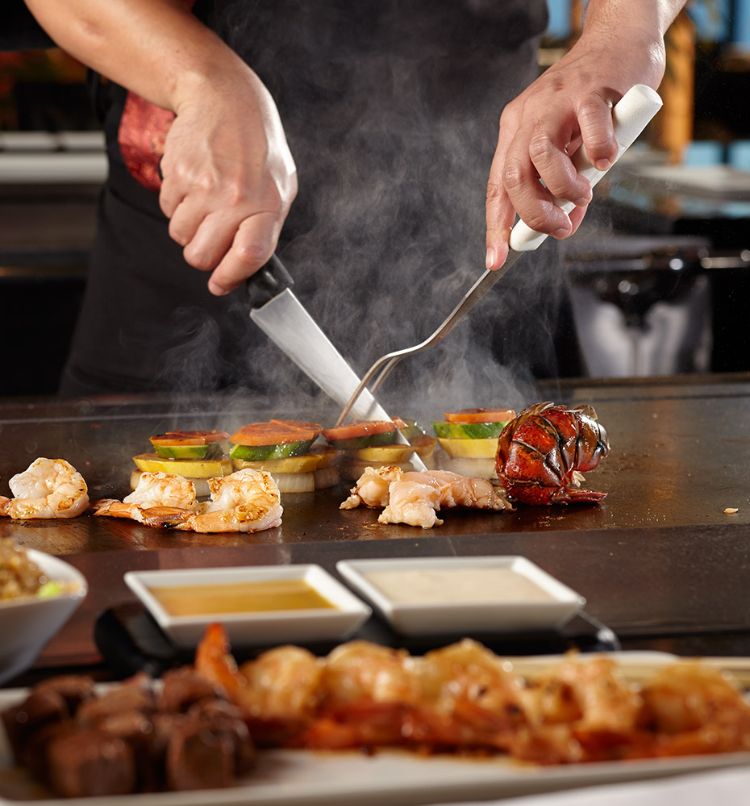 teppanyaki tallrik tallrik grill japansk matlagning exotiska rätter förbereder skaldjur vass kniv grill gaffel