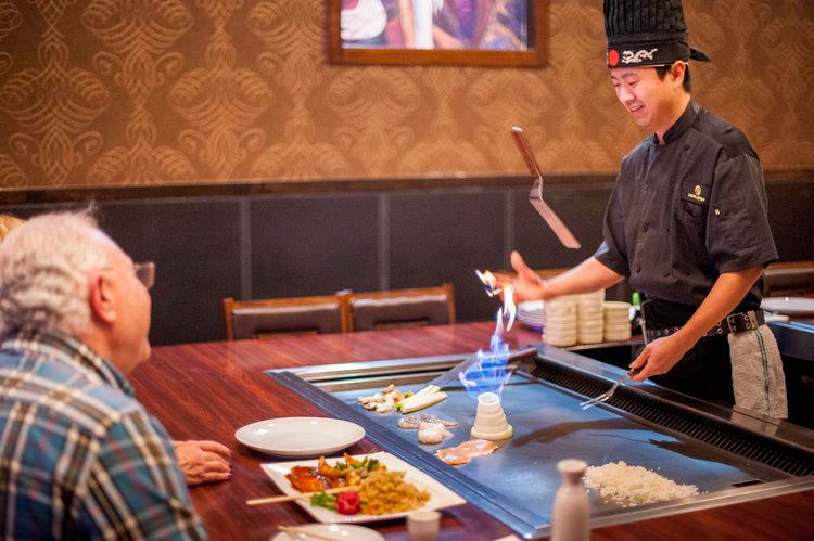 teppanyaki tallrik gryta japansk matlagning exotiska rätter fisk vackert presenterade kock färdigheter visar lök vulkan kastar ljus