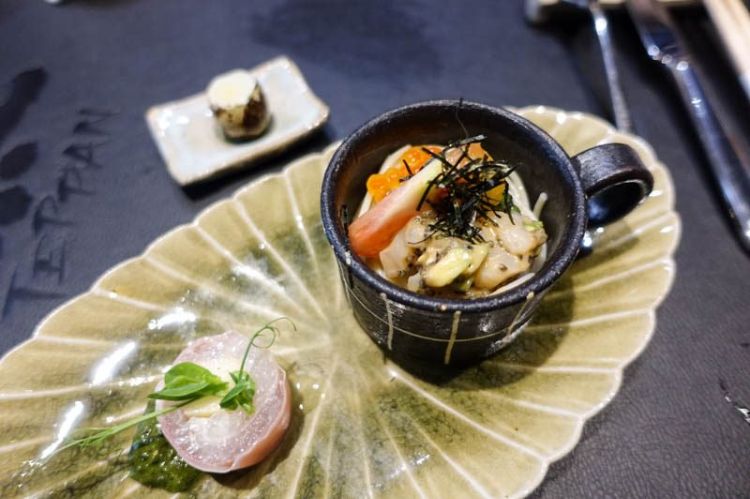 teppanyaki tallrik gryta japansk matlagning exotiska rätter skaldjur fisk vackert presenterad kock