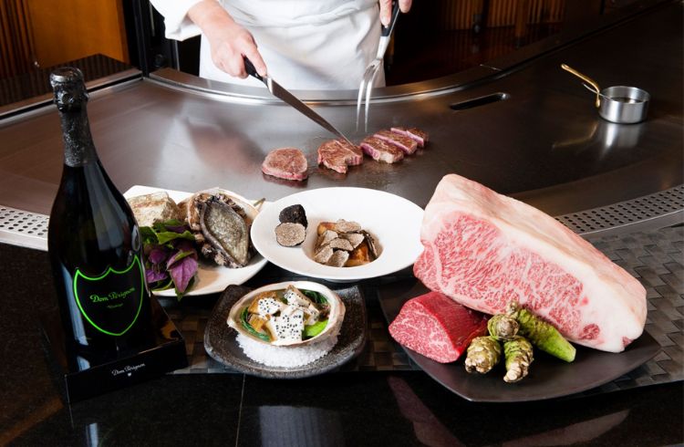 teppanyaki tallrik tallrik grill japansk matlagning exotiska rätter som förbereder grönsaker nötkött marmorerad västerländsk smak