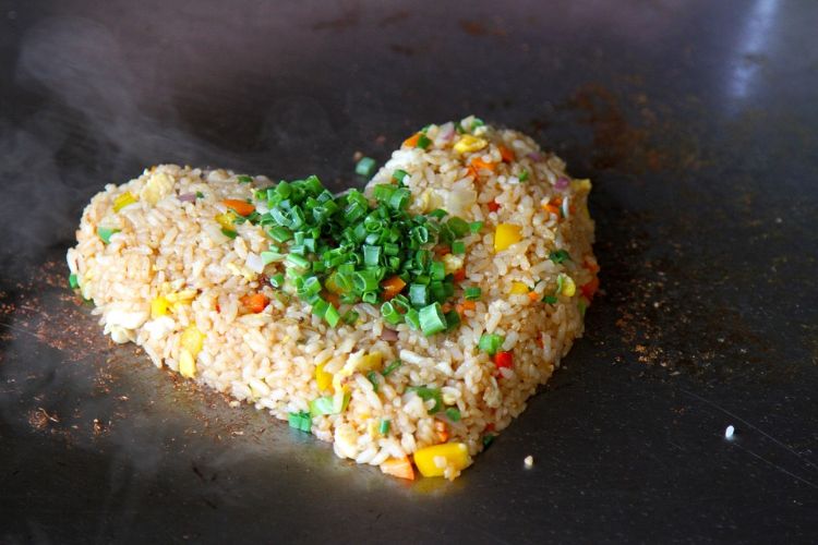 teppanyaki tallrik tallrik grill japansk matlagning exotiska risrätter förbereder gräslök grönsaker hjärtform