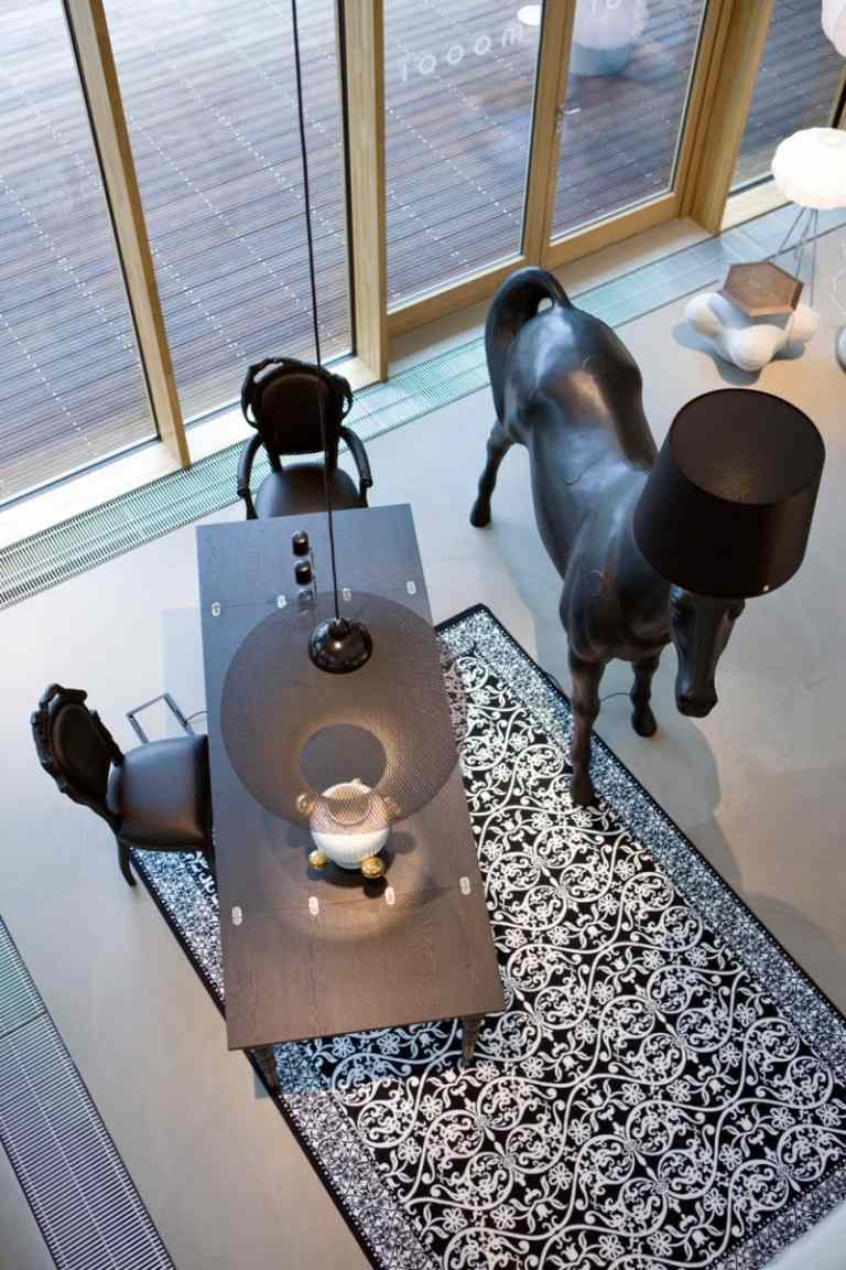 matt-design-marcel-vandrar-svart-vita-prydnader-skulptur-lampa-moderna-bord-stolar