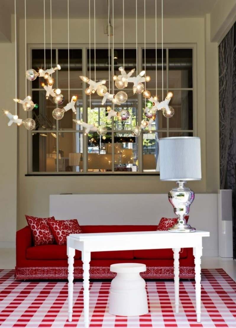 matt-design-rutig-röd-vit-soffa-modern-skänk-bordslampa